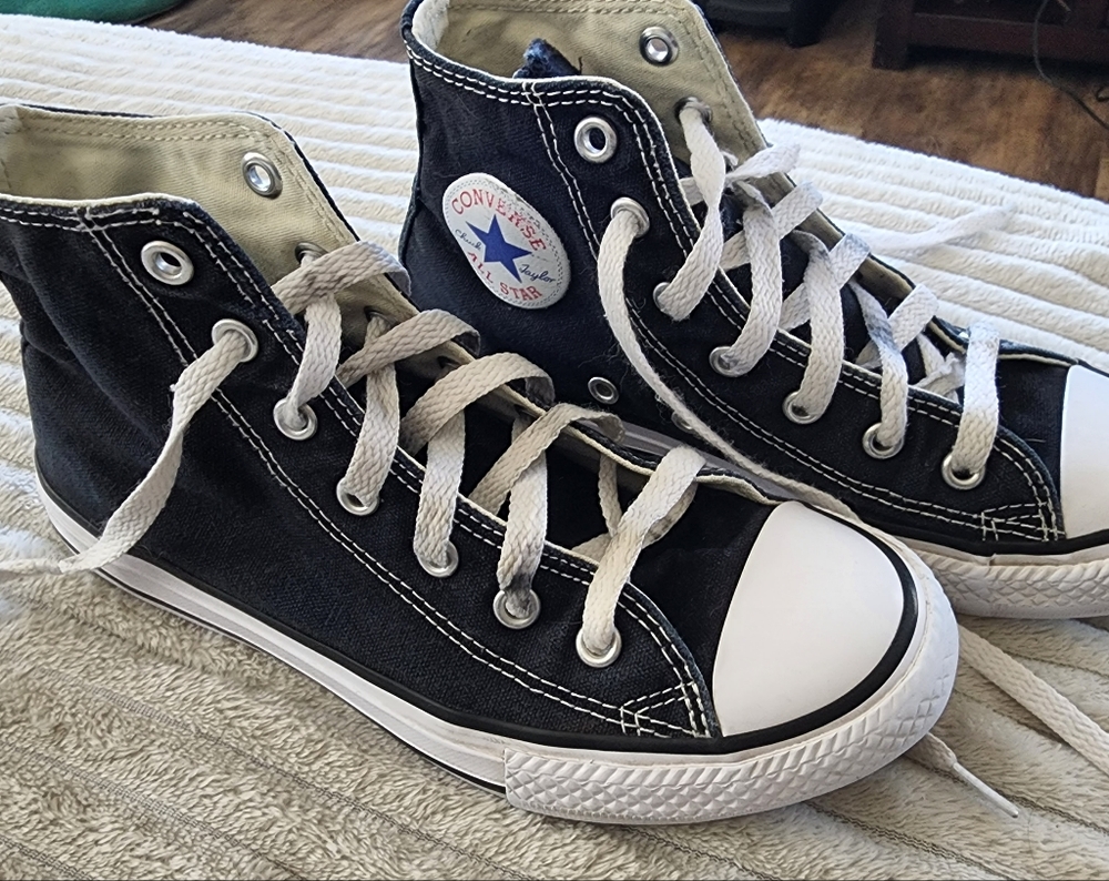 Kids size 2 converse.